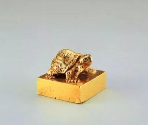 Anh đem vật này về nhà, sau đó câu chuyện nhanh chóng lan truyền. Nhiều người tìm đến sông để tìm vàng, làm ồn ào bờ sông.