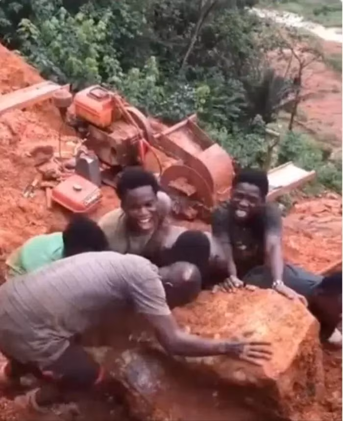 Tuy nhiên, truyền thông địa phương cho biết, nhóm thợ mỏ không có giấy phép, việc đào vàng của họ là hoạt động bất hợp pháp.