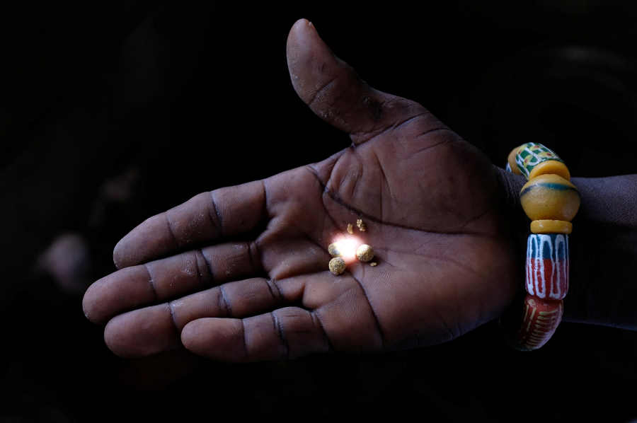 Tuy nhiên, hiện chưa có thông tin chính thức từ chính quyền địa phương về phát hiện này cũng như giá trị của khối vàng.