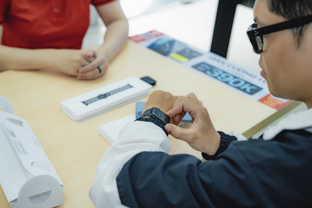 3. Sử dụng Siri mà không cần mạng: Người dùng có thể sử dụng Siri mà không cần kết nối mạng, giúp duy trì tập luyện hoặc đặt hẹn giờ.