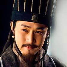 Chỉ có một câu trong bộ chính sử "Tam quốc chí" của Trần Thọ mô tả Gia Cát Lượng có "khí chất anh bá, thân cao tám thước, dung mạo khôi vĩ khác hẳn người thường". Cơ sở về ngoại hình của ông là rất hạn chế.