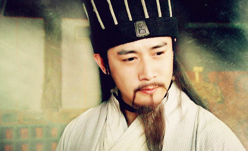 Vì vậy, so sánh giữa hình tượng của Gia Cát Lượng trong phim và phiên bản do AI vẽ là một cách thú vị để thấy sự khác biệt giữa hình ảnh tưởng tượng và hiện thực.