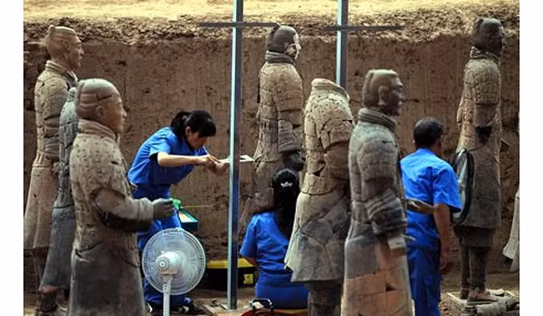 5. Các phương pháp không xâm lấn chậm triển khai: Một số phương pháp không xâm lấn như sử dụng hạt muon đã được đề xuất để quan sát bên trong lăng mộ. Tuy nhiên, các đề xuất này vẫn đang trong quá trình phát triển và thực hiện.