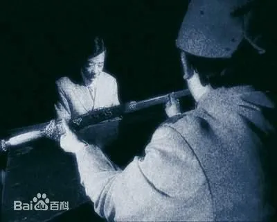 Hoàng đế Càn Long đã dành rất nhiều tâm huyết và quan tâm để sản xuất thanh bảo kiếm này. Mỗi bước sản xuất kiếm phải được kiểm tra kỹ lưỡng và chỉ được coi là hoàn thành khi đáp ứng được yêu cầu của hoàng đế. Toàn bộ quá trình sản xuất thanh kiếm này mất hơn 10 năm.