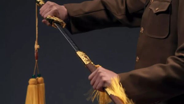 Lời nguyền của thanh kiếm này ứng nghiệm trên nó. Xung quanh thân kiếm luôn tỏa ra sương mù, được cho là mang nhiều âm khí đáng sợ.