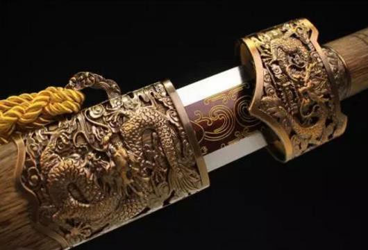 Thanh kiếm này dài 5 xích, có lưỡi cong sắc bén và vỏ được làm từ da cá mập, khảm đầy các viên đá quý như hồng ngọc, ngọc bích và kim cương. Trên thân kiếm có khắc hình chín con thần long uốn lượn, tượng trưng cho sự luân hồi.