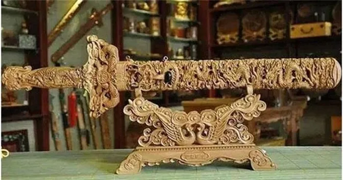 Cửu Long bảo kiếm có một lịch sử đặc biệt, nó được đào lên từ lăng mộ của Hoàng đế Càn Long vào năm 1928 và có một loạt đặc điểm độc đáo.