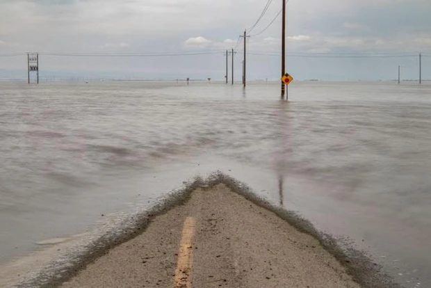 Nước hồ đã lấn qua các khu vực nông nghiệp và chứa nhiều hạt giống dầu, phân bón, hóa chất trừ sâu và các chất hóa học khác.