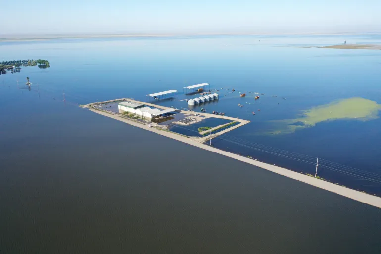 Công ty điện lực địa phương đã phải nỗ lực rất lớn để lấy lại các thiết bị này từ hồ nước.