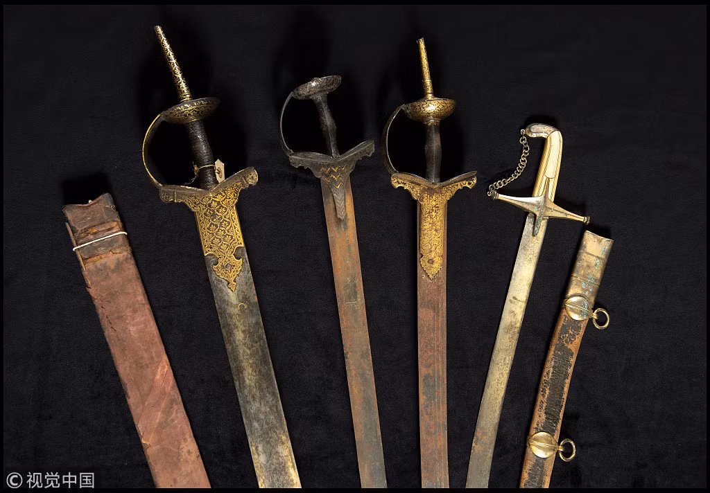 Chuyên gia giám định cổ vật và nhà đấu giá danh tiếng Anthony Cribb đã cho biết giá trị của những món đồ này quá lớn để xác định ngay lập tức.