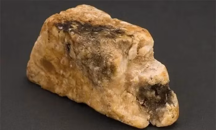 Long diên hương chứa chất cồn không mùi, giúp mùi lưu lại lâu hơn. Nó thường được ví là vàng xám của đại dương vì giá của long diên hương rất đắt đỏ và thường dùng để sản xuất các loại nước hoa cao cấp.