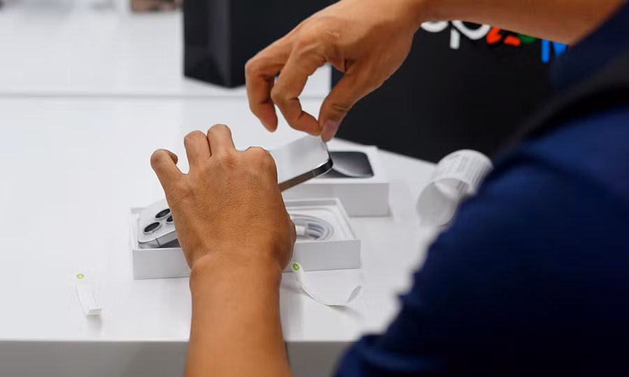 Một số người đã đề xuất cách giải quyết tạm thời là bật chế độ tiết kiệm năng lượng hoặc tắt hoạt động nền cho một số ứng dụng để kiểm soát nhiệt độ.