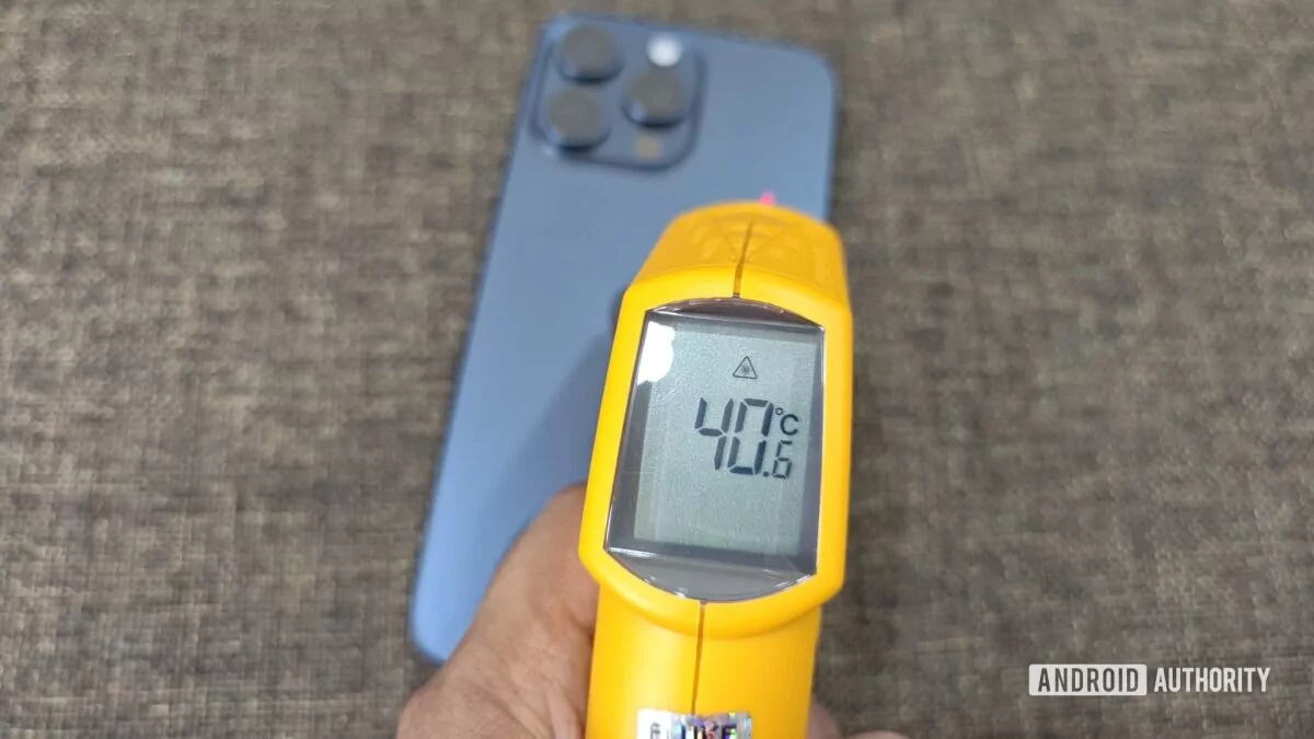 Apple đã thừa nhận vấn đề này và cho biết nhiệt độ cao có thể do hoạt động nền và một số ứng dụng gây quá tải hệ thống.