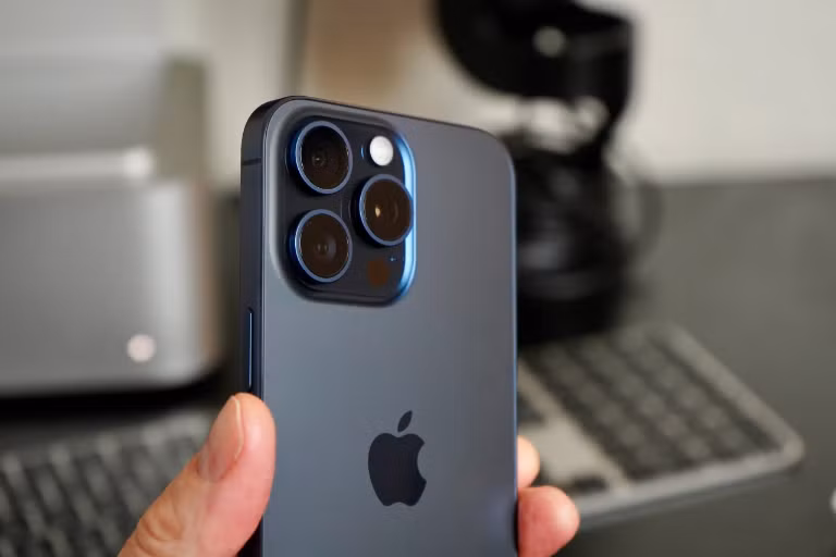 Mới đây, nhiều người đã báo cáo rằng iPhone 15 Pro và iPhone 15 Pro Max trở nên quá nóng và không thể cầm nổi trong quá trình sử dụng.