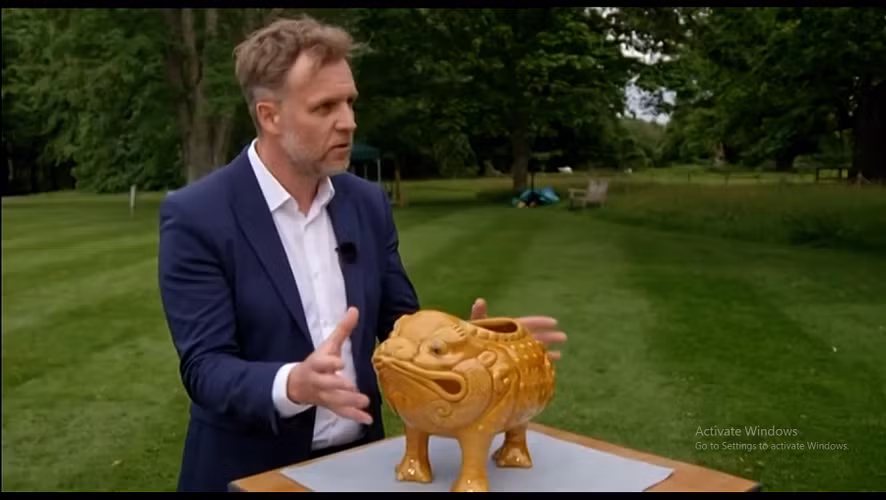 Nó được làm dựa trên câu chuyện về một con cóc ba chân trong thần thoại Trung Quốc, nơi nó được xem là mang lại may mắn hoặc giàu có cho chủ nhân.