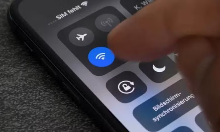 Chủ nhân của iPhone 15 phản ánh rằng, các thiết bị này liên tục mất kết nối Wi-fi sau một thời gian sử dụng. Họ chỉ có thể tiếp tục truy cập internet bằng cách chuyển qua mạng di động hoặc tắt Wi-fi và kết nối lại, nhưng vấn đề này vẫn tái diễn.