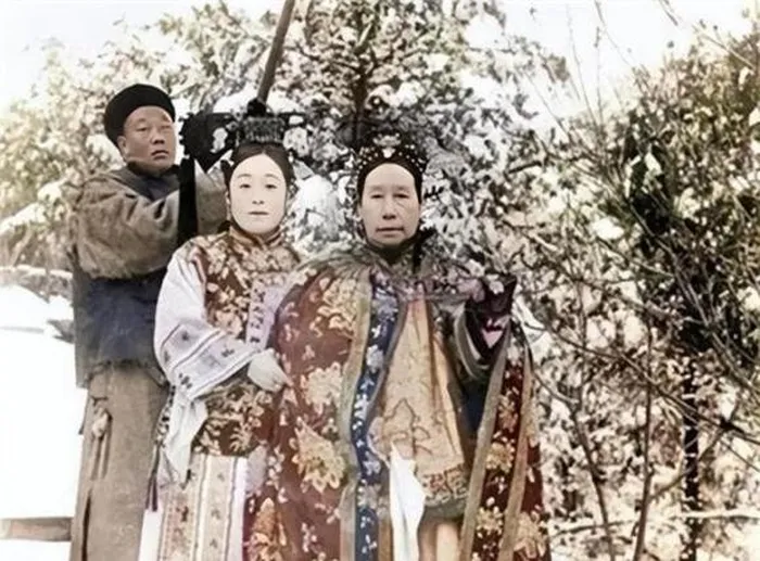 Câu chuyện về Từ Hi Thái hậu thể hiện khoảng cách văn hóa và sự khó khăn trong việc hiểu và thích nghi của nhà Thanh với sự phát triển công nghiệp và công nghệ phương Tây trong thời kỳ đó.