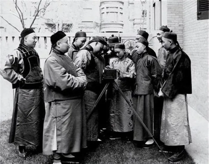 Từ Hi không thể nhận biết các tiến bộ công nghệ từ phương Tây. Ví dụ, khi bà thấy chiếc xe hơi lần đầu, bà không hiểu tại sao nó chạy nhanh hơn xe ngựa và nghĩ rằng nó là một cục sắt nặng. Khi sử dụng máy ảnh lần đầu, bà có hành động buồn cười.