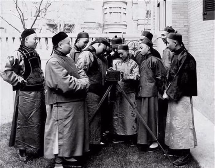 Từ Hi không thể nhận biết các tiến bộ công nghệ từ phương Tây. Ví dụ, khi bà thấy chiếc xe hơi lần đầu, bà không hiểu tại sao nó chạy nhanh hơn xe ngựa và nghĩ rằng nó là một cục sắt nặng. Khi sử dụng máy ảnh lần đầu, bà có hành động buồn cười.