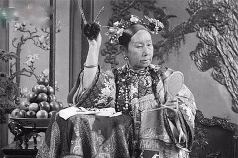 Trong thời kỳ nhà Thanh, khi cuộc cách mạng công nghiệp ở phương Tây đang rầm rộ, chính quyền nhà Thanh đã mơ mộng "thiên quốc," bỏ lỡ cơ hội phát triển kinh tế và văn hóa.