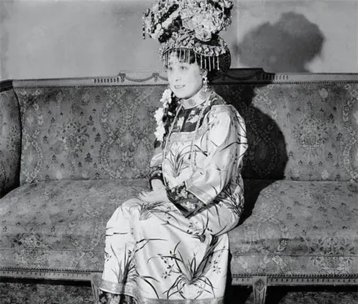 Từ Hi cũng nổi tiếng với việc trang điểm một cách cầu kỳ mỗi sáng và giữ hình ảnh tươi đẹp của mình qua các bức tranh do họa sĩ vẽ. Tuy nhiên, bằng sự đối thoại với Dụ Đức Linh (công chúa Đức Linh), Từ Hi đã nắm kiến thức về máy ảnh và thay đổi quan điểm về nó. Từ Hi sau đó cho phép sử dụng máy ảnh trong triều đình.