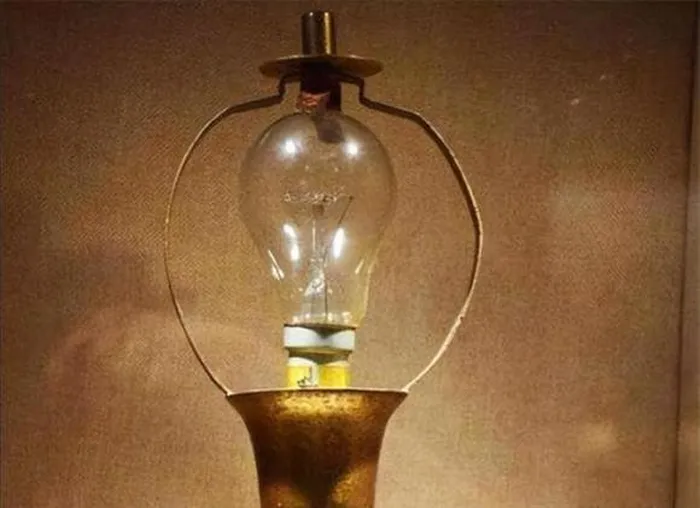 Về việc sử dụng bóng đèn điện, Từ Hi ban đầu từ chối nhưng sau đó nhận ra sự tiện lợi của nó và chấp nhận sử dụng bóng đèn sau khi được giải thích bởi Lý Liên Anh.