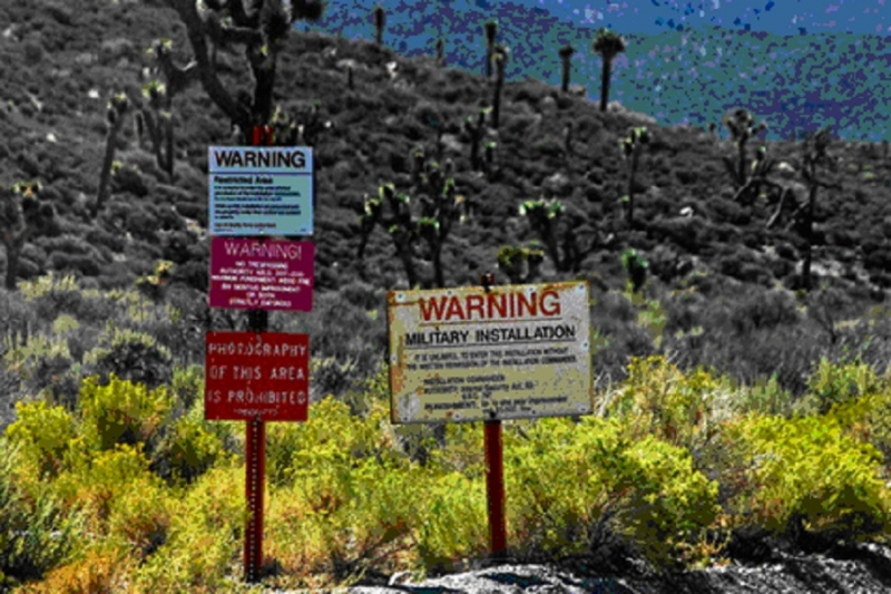 4. Khu vực 51 (Area 51): Nằm cách Las Vegas, Nevada, Mỹ, Khu vực 51 đã trở thành một trong những địa điểm bí ẩn nhất trên thế giới.