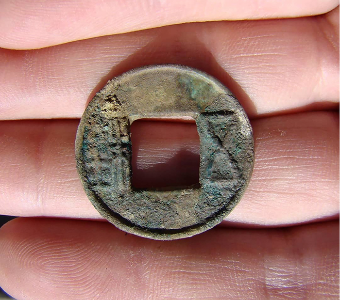 Khi nước hồ rút vào mùa hè, các nhà khảo cổ có cơ hội khám phá các ngôi mộ và kho báu từ thời kỳ đồ đồng đến thời kỳ Thành Cát Tư Hãn. Nơi này chứa đựng nhiều ngôi mộ và bí ẩn khoa học khác, có đến 110 ngôi mộ nổi lên trong hồ chứa.