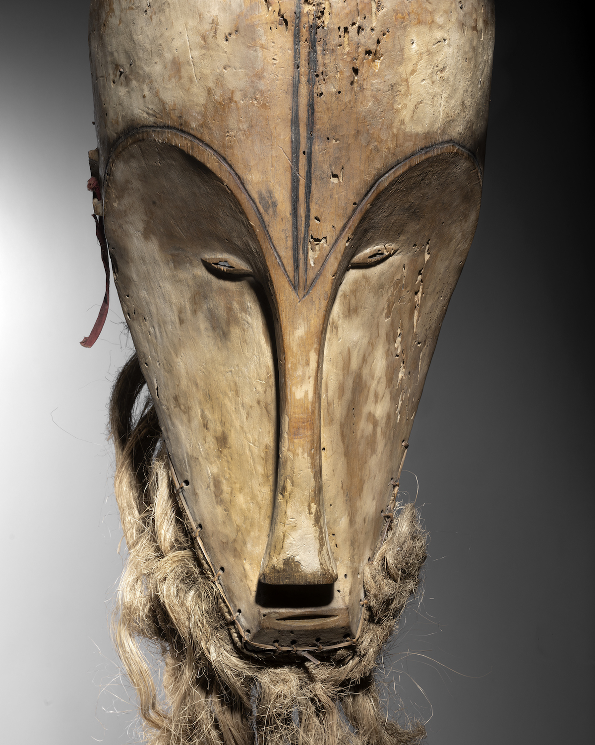 Người buôn đồ cổ đã liên hệ với các chuyên gia để ước tính giá trị thực của chiếc mặt nạ, kết quả cho thấy nó được làm từ thế kỷ 19.