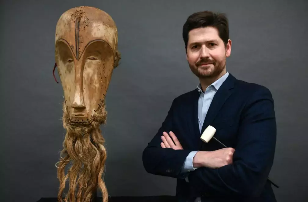 Tuy nhiên, sau đó, họ phát hiện rằng chiếc mặt nạ cổ này có giá trị thực sự là 4,4 triệu USD (hơn 107 tỷ đồng) sau khi nó được bán đấu giá tại Montpellier, Pháp.