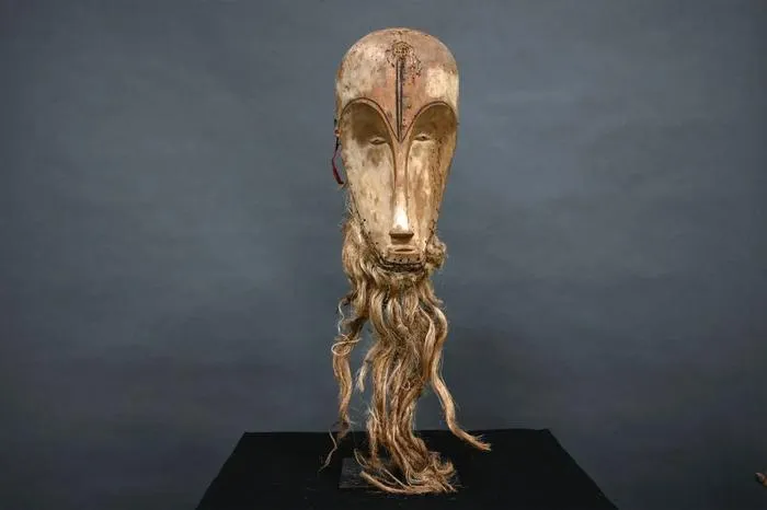 Một cặp vợ chồng người Pháp đã bán một chiếc mặt nạ cổ trong gara của họ với giá 157 USD (hơn 3,8 triệu đồng) cho một người buôn đồ cổ.