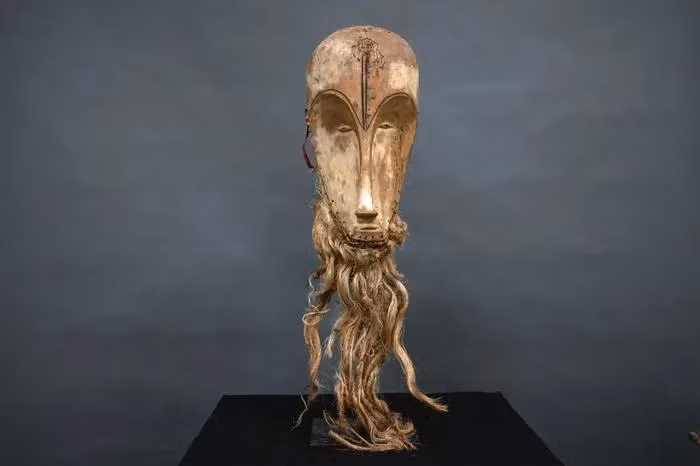 Một cặp vợ chồng người Pháp đã bán một chiếc mặt nạ cổ trong gara của họ với giá 157 USD (hơn 3,8 triệu đồng) cho một người buôn đồ cổ.