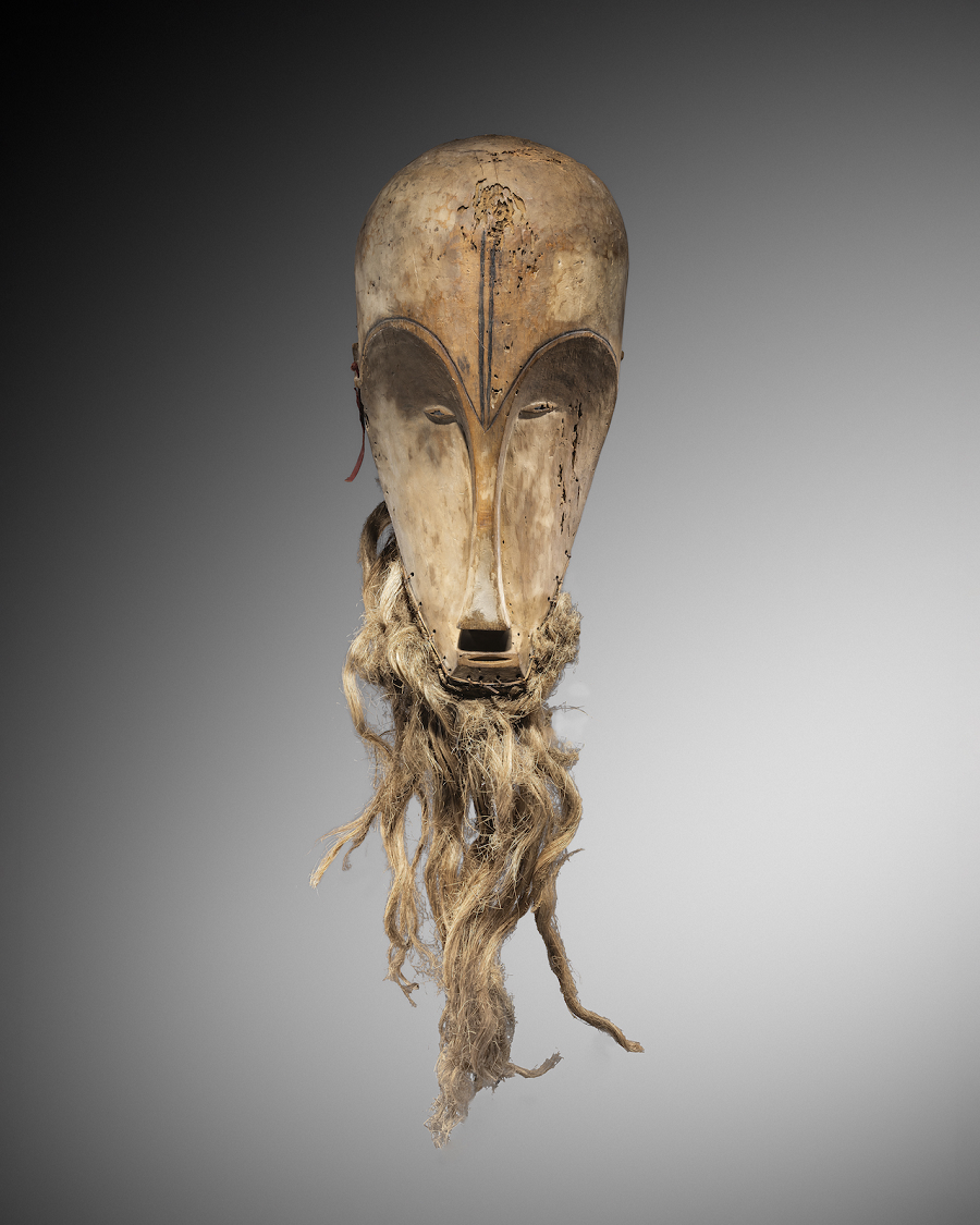 Chiếc mặt nạ được xác định là mặt nạ Ngil, thuộc văn hóa bộ tộc Fang của Gabon, châu Phi.