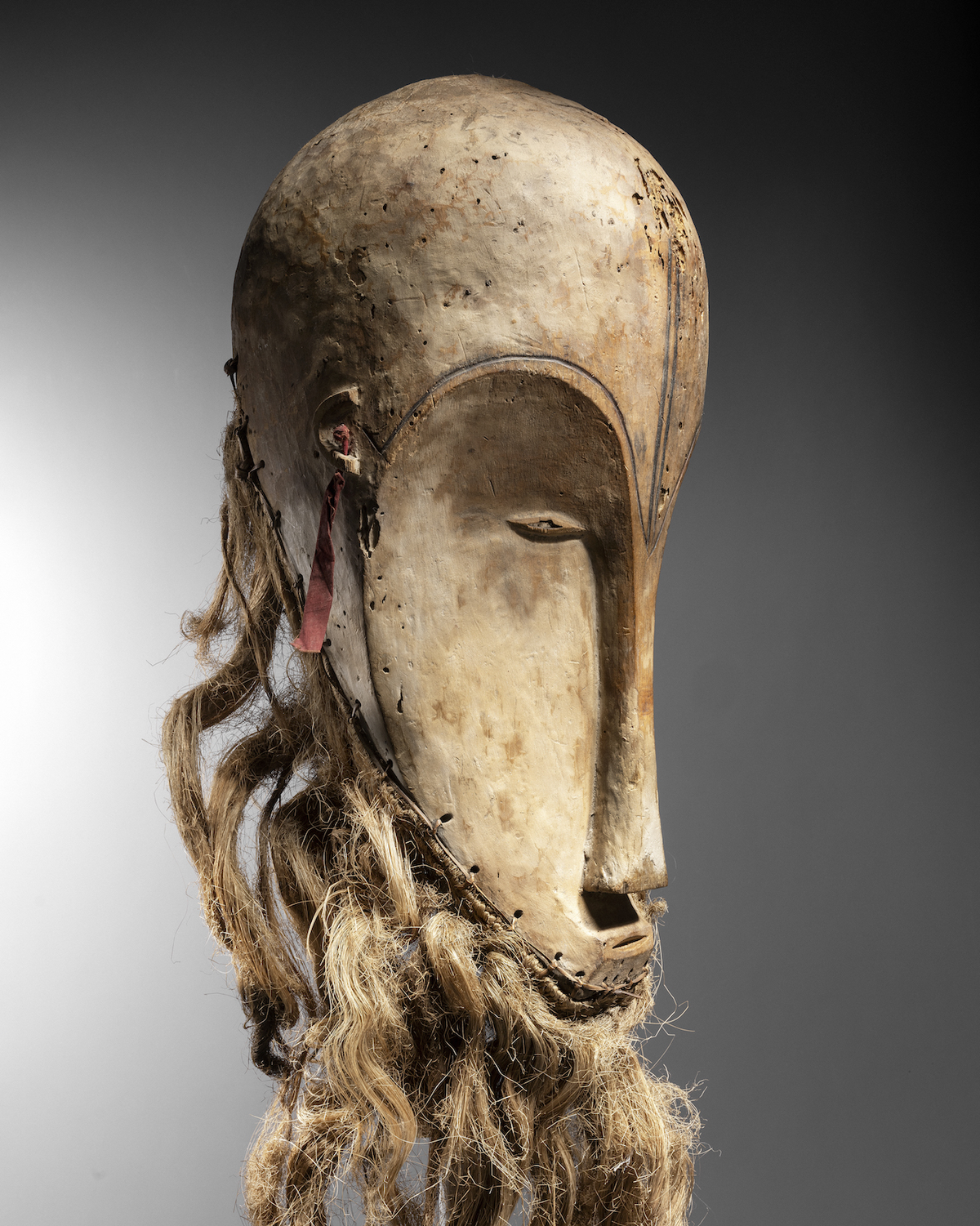 Sau khi cặp vợ chồng kiện người buôn đồ cổ về tội lừa đảo, tòa phúc thẩm đã đóng băng số tiền bán đấu giá để điều tra sự việc.