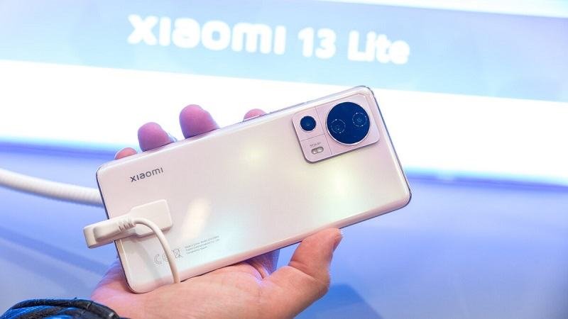 2. Xiaomi 13 Lite: Điện thoại Xiaomi có thiết kế nữ tính với mặt lưng màu hồng và màn hình gần như không viền.