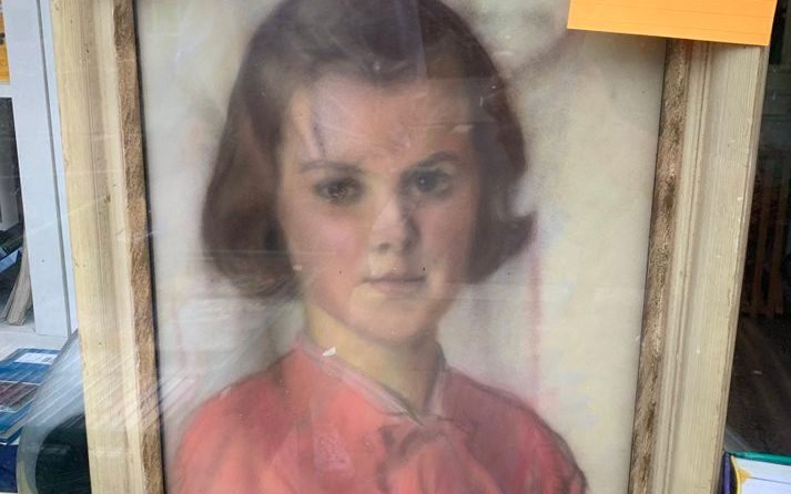  Bức tranh này ban đầu là một tác phẩm từ thiện, được quyên tặng cho cửa hàng bán đồ quyên góp để lấy kinh phí cho các hoạt động thiện nguyện. Cửa hàng này do tổ chức phi lợi nhuận Trung tâm Đại diện Tư vấn Hastings (HARC) ở St Leonards-on-Sea quản lý.