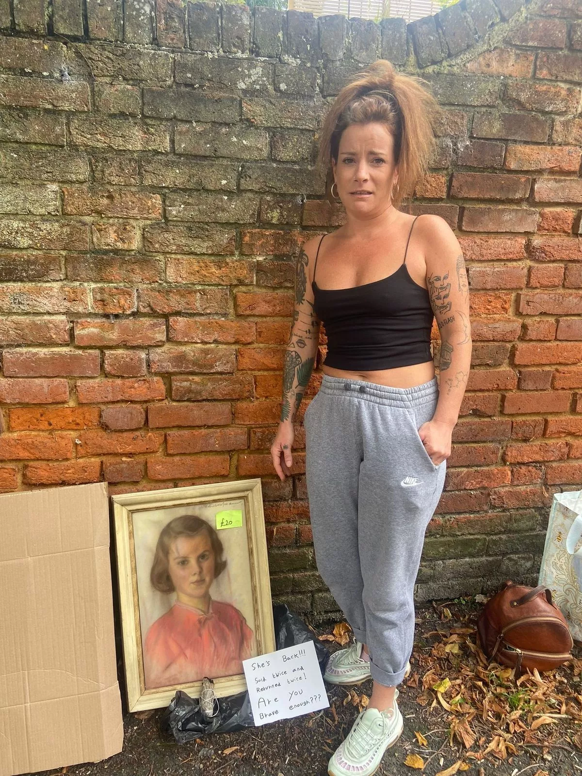 Thậm chí có tấm giấy dán lên bức tranh với dòng chữ: "Cô bé đã lại quay về. Bức tranh kỳ lạ này đã được bán đi 2 lần và cả 2 lần đều bị đem trả lại. Bạn có đủ dũng cảm để mua bức tranh này không?".