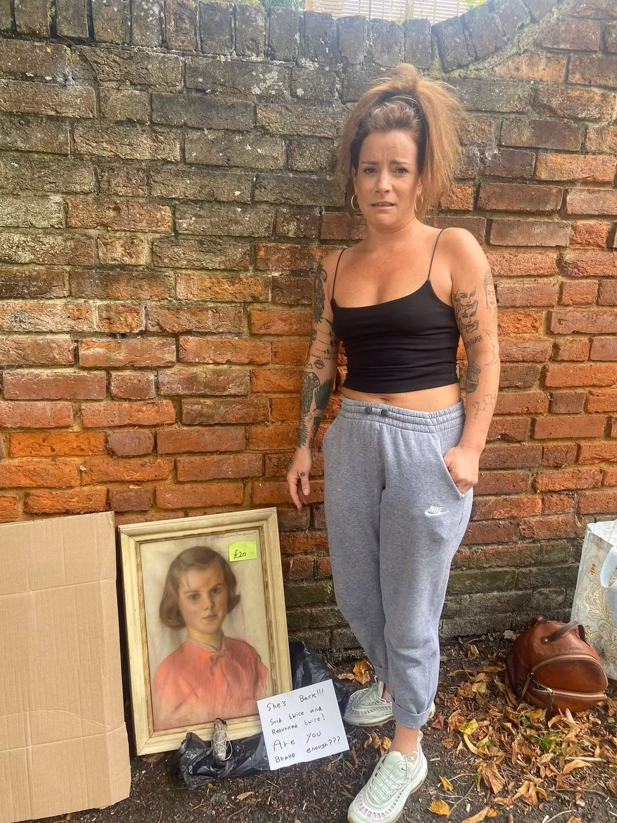 Thậm chí có tấm giấy dán lên bức tranh với dòng chữ: "Cô bé đã lại quay về. Bức tranh kỳ lạ này đã được bán đi 2 lần và cả 2 lần đều bị đem trả lại. Bạn có đủ dũng cảm để mua bức tranh này không?".