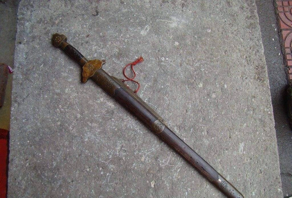 Tuy nhiên, có trường hợp khác khi một người nông dân tìm thấy một thanh kiếm báu thời nhà Thanh vào năm 2015 nhưng không nhận biết giá trị của nó và đã tái chế thành con dao thái rau trong bếp. Khi chuyên gia phát hiện, đã quá muộn và thanh kiếm đã bị biến dạng.