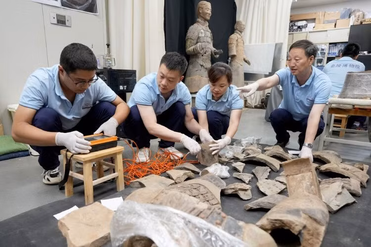 Tất cả các bộ phận đều được làm sạch bằng tấm tre mỏng và dao mổ.