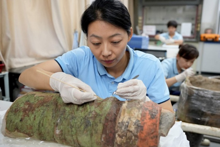 Do sự thay đổi về độ ẩm và nhiệt độ sau khi khai quật, lớp trên cùng của các bức tượng bắt đầu bong tróc.