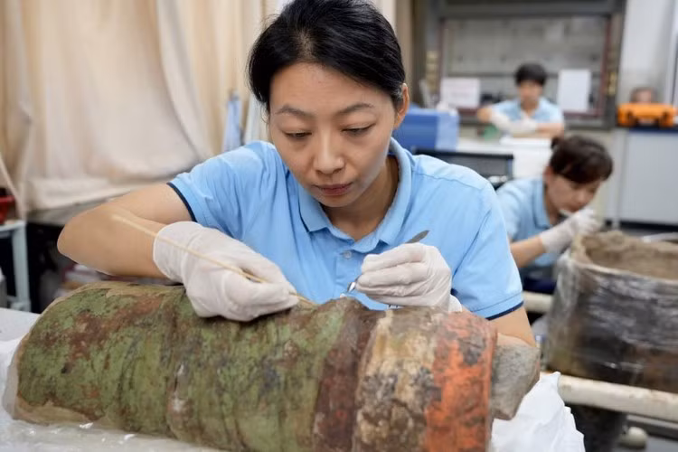 Do sự thay đổi về độ ẩm và nhiệt độ sau khi khai quật, lớp trên cùng của các bức tượng bắt đầu bong tróc.