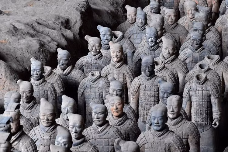 Nằm ở vùng núi Lệ Sơn, Tây An, thuộc Tây Bắc Trung Quốc, Đội quân đất nung tồn tại hơn 2.000 năm của Hoàng đế Trung Quốc Tần Thủy Hoàng.
