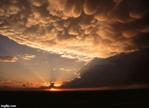 Mây Mammatus, hay "mây vảy rồng" là một loại đám mây hình cầu với các bọng mây nhỏ tụ lại, tạo thành một mảng mây lớn, dày đặc. Chúng xuất hiện do sự đối lưu giữa không khí ấm và lạnh và thường liên quan đến cơn bão mạnh hoặc thời tiết khắc nghiệt.