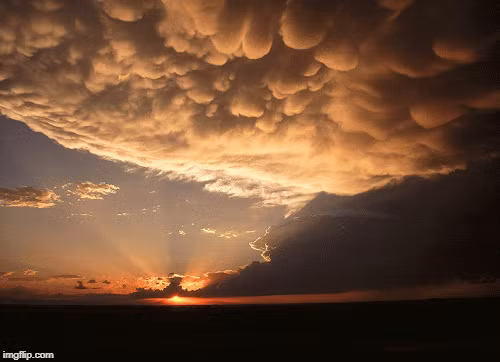 Mây Mammatus, hay "mây vảy rồng" là một loại đám mây hình cầu với các bọng mây nhỏ tụ lại, tạo thành một mảng mây lớn, dày đặc. Chúng xuất hiện do sự đối lưu giữa không khí ấm và lạnh và thường liên quan đến cơn bão mạnh hoặc thời tiết khắc nghiệt.