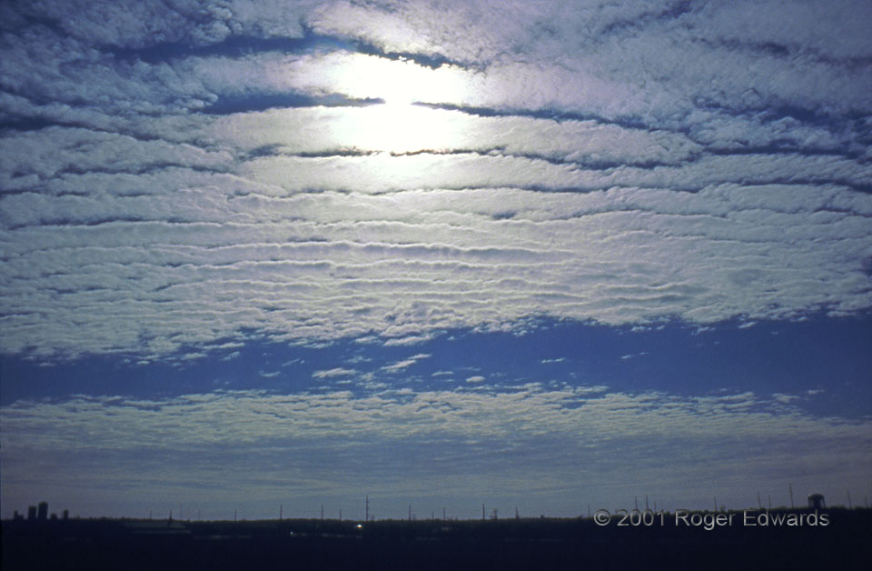 Mây trung tích không báo hiệu về bão và thời tiết khắc nghiệt. Các đám mây trung tích được hình thành do sự tách ra của phần tử lớn trong mây, tạo ra các hạt nước và tạo nên hình dạng phiến mỏng hoặc bàn cờ.