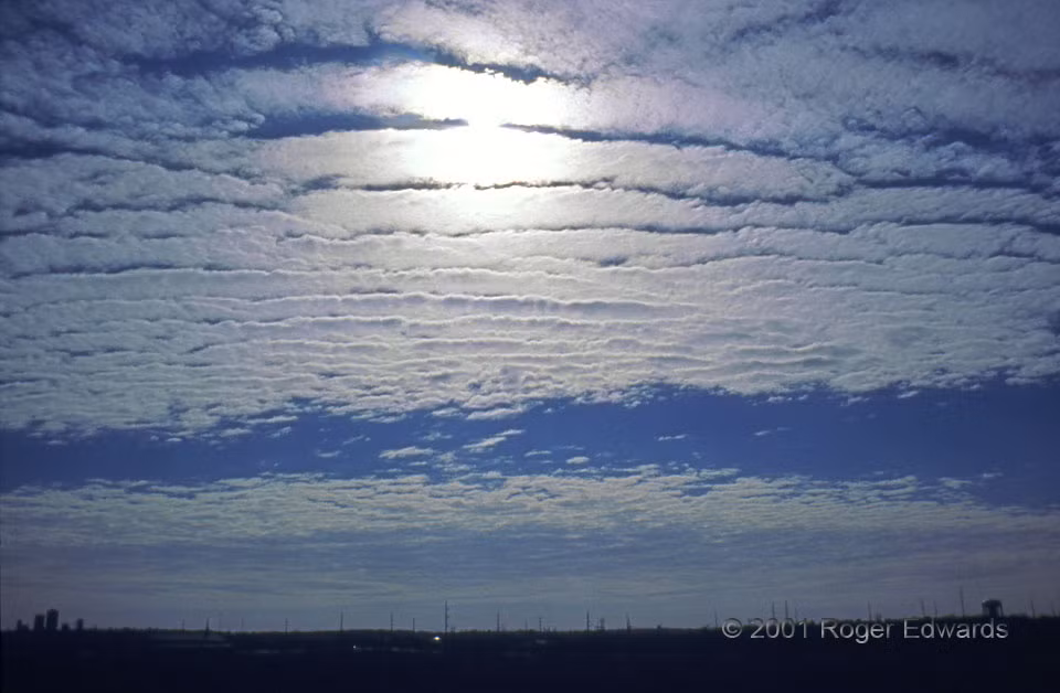 Mây trung tích không báo hiệu về bão và thời tiết khắc nghiệt. Các đám mây trung tích được hình thành do sự tách ra của phần tử lớn trong mây, tạo ra các hạt nước và tạo nên hình dạng phiến mỏng hoặc bàn cờ.