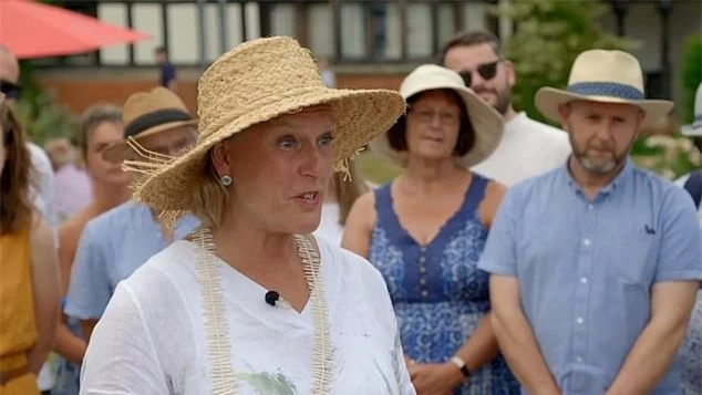 Người phụ nữ đưa món trang sức là vật gia truyền đến tham gia chương trình Antiques Roadshow, một chương trình thẩm định các món đồ cổ của đài BBC 1 của Anh.