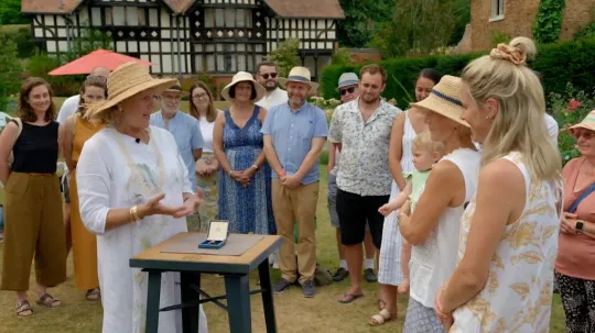 Chuyên gia đồ cổ Joanna Hardy thẩm định món đồ này và cho biết đây là một món trang sức rất đặc biệt với các viên kim cương vàng, kim cương trắng và ngọc lục bảo, được làm thủ công vô cùng tinh xảo.