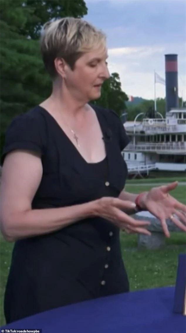 Cuối cùng, quyển sách đã được bán với giá 46.000 đô la Mỹ, tương đương 1,1 tỷ VNĐ.